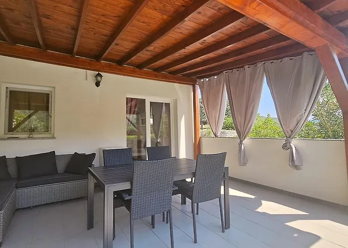 U Kuci S Bazenom - Hacienda Penzion